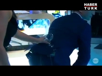 Kim Kardashian olay pozunu uygulamalı gösterdi