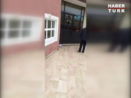 Bıçaklı veli okulu bastı