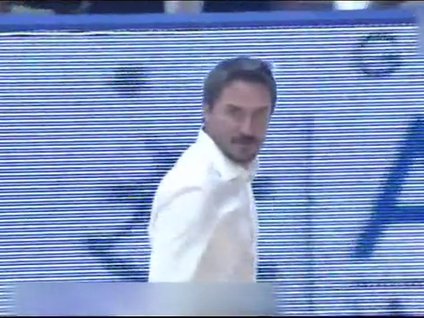 Öfkeden gömleğini yırttı