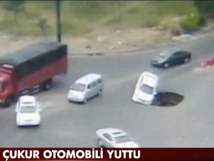 Çukur otomobili yuttu
