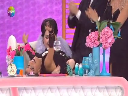 Yıldız Tilbe, Nur Yerlitaş'ın kucağına oturdu!