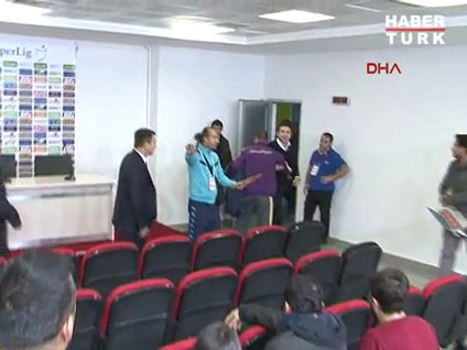 Basın toplantısında gergin anlar!