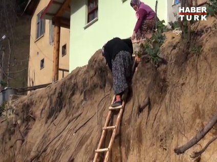 Evine 7 metrelik iskele yardımı ile çıkıyor