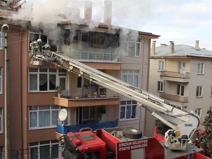 Tüp patladı; yaşlı bir adam mahsur kaldı