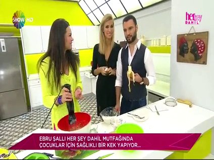 Ebru Şallı'dan "Ebruli Muzlu Kek" tarifi