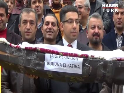 Doktorlardan tabutlu iş bırakma eylemi