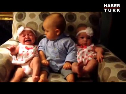 İkiz bebeklere şaşıran bebek
