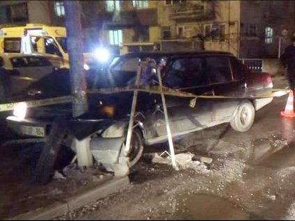 Otomobile demir çubuk girdi