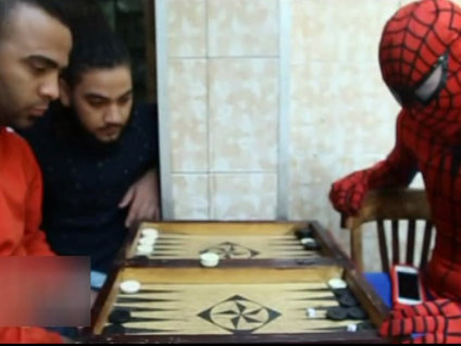 Mısırlı Örümcek Adam Kahire sokaklarında