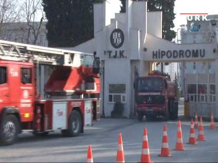 Veliefendi Hipodromu'nda yangın paniği!