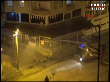 Polisle göstericiler arasında ilginç diyalog