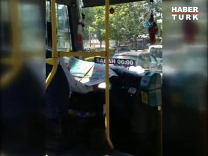 Dolmuş sürücüsünün direksiyonda gazete keyfi!