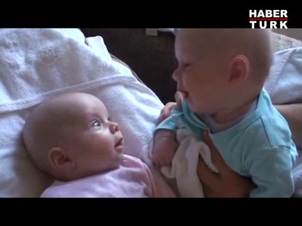 İkiz kardeşlerin ciddi sohbeti!