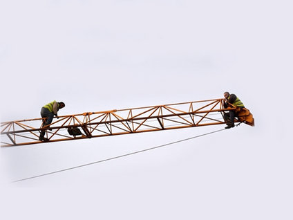 Maaş alamayınca vince çıktılar