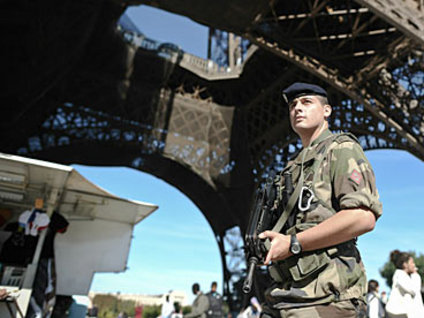 Fransa'da asker sokağa döküldü