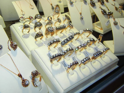 Outlet mücevherler göz kamaştırıyor