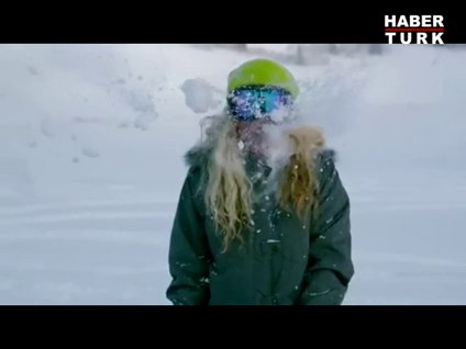 Ağır çekimde suratına kartopu yedi