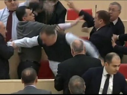 Parlamento'da yumruklar konuştu