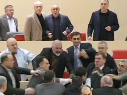 Parlementoda yumruklar konuştu