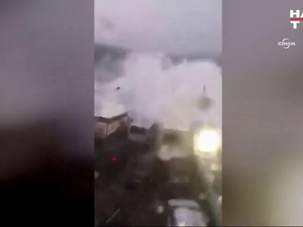 Dev dalganın feribota çarpması kamerada