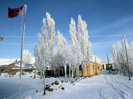 Soğuktan bayrak bile dondu!