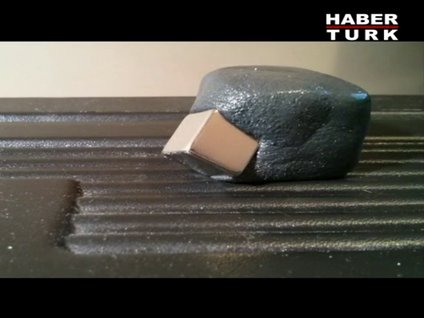 Manyetik macun metal küpü böyle yuttu!