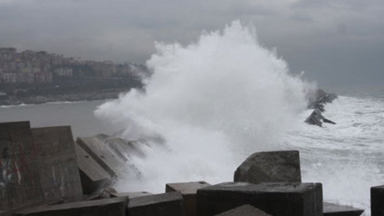 İstanbul'u fırtına vurdu