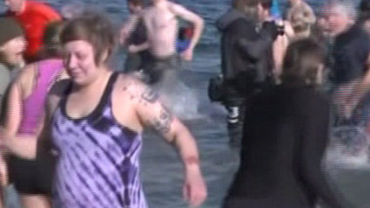 Buz gibi denizde yüzdüler