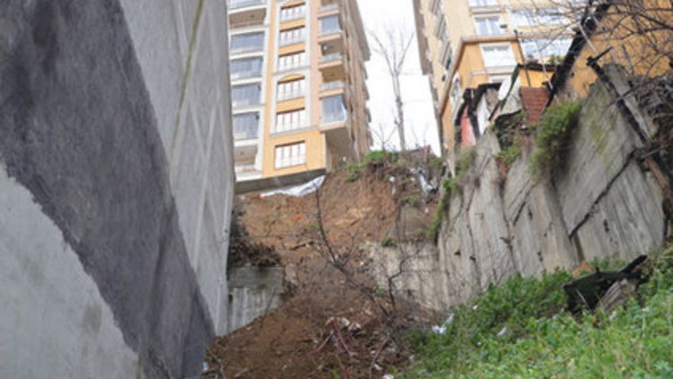 Yağış istinat duvarlarını çökertti
