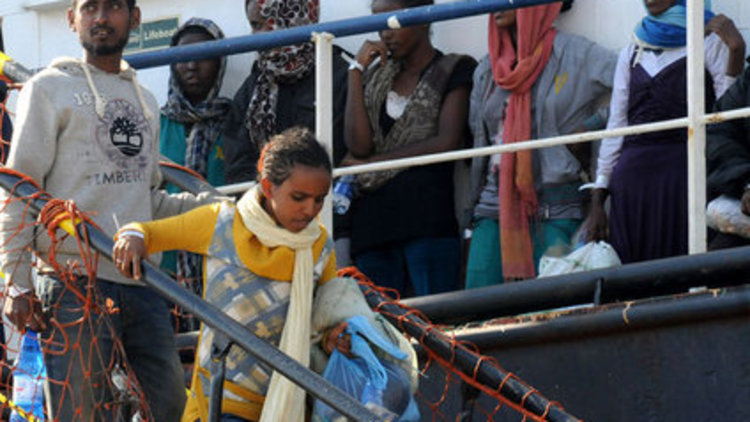 Kaçak gemiden 450 göçmen çıkarıldı