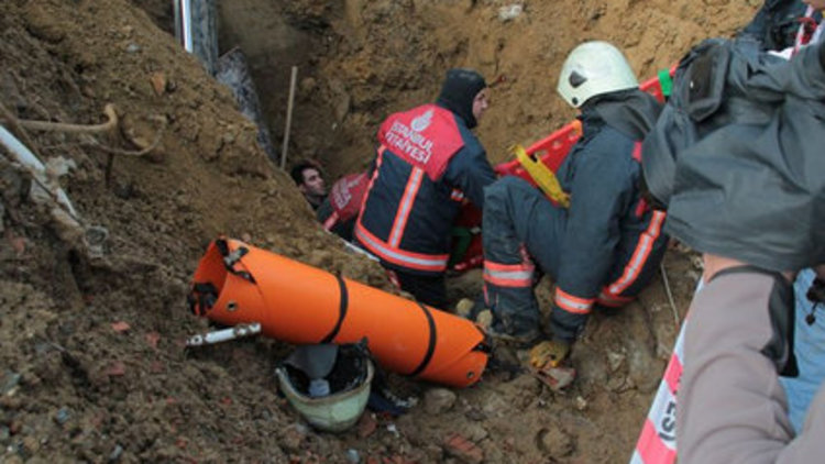 Eyüp'te toprak kayması meydana geldi