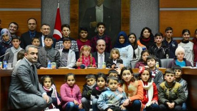 Numan Kurtulmuş çocuklarla birlikte