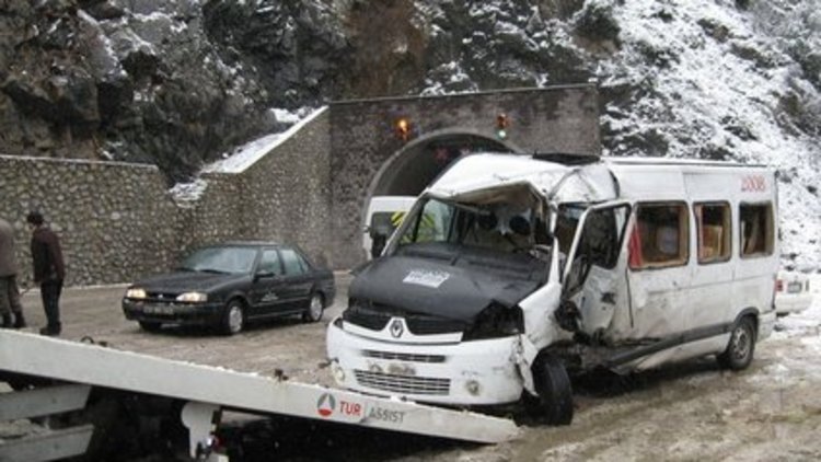 Kar yağışı kaza getirdi