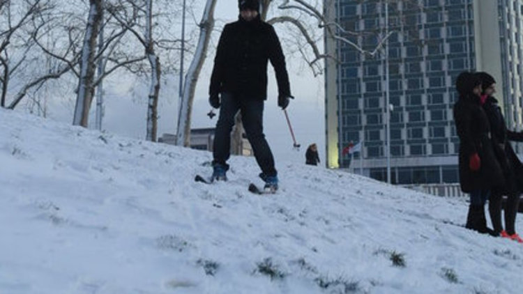Taksim'de iki kayak tutkunu