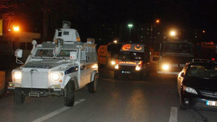 Diyarbakır'da polise saldırı