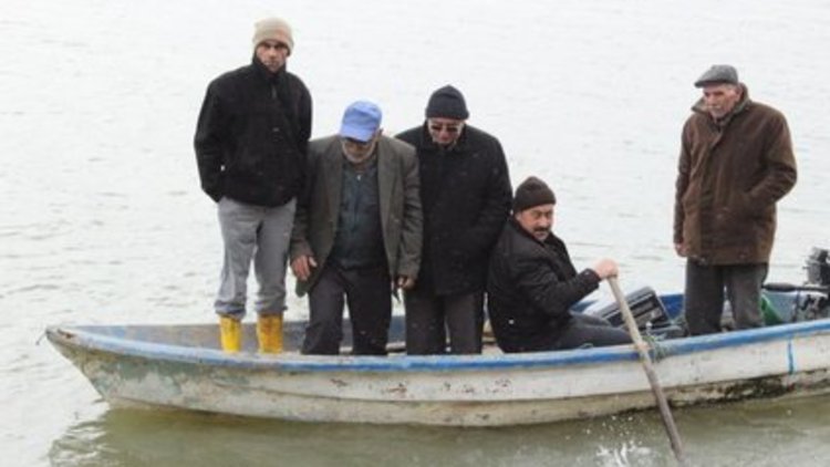 Köprüden "Sandalla" geçiyorlar