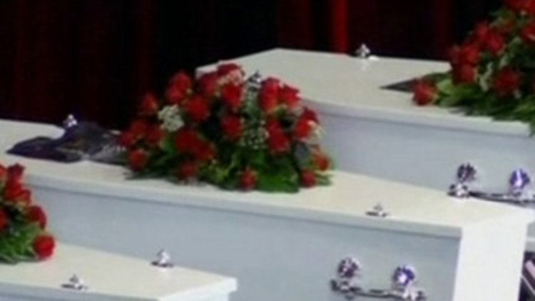 8 minik tabut yanyana 