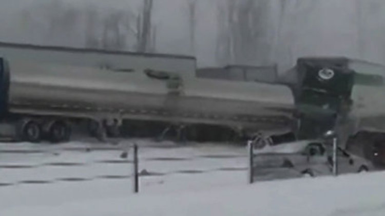 Otoyol çarpışan araç pistine döndü