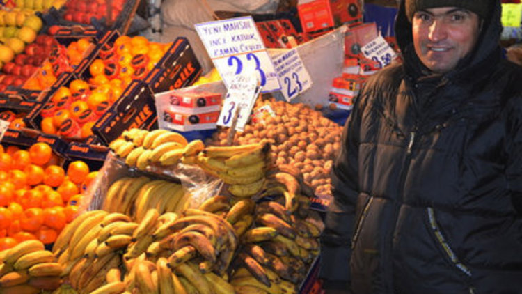 Bedava sebze-meyve dağıttılar