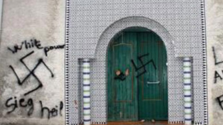 Almanya'da camiye saldırı