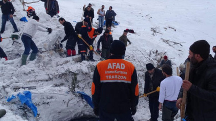İki işçi çığ altında!