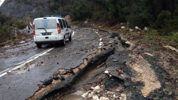 Antalya'da dev dalgalar!