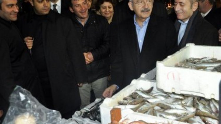 Kılıçdaroğlu, balıkçı esnafını gezdi, balık sattı