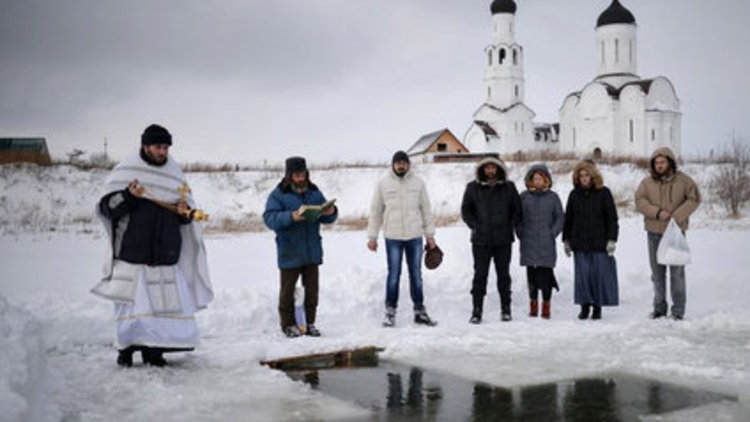 Arınmak için buz gibi suya girdiler