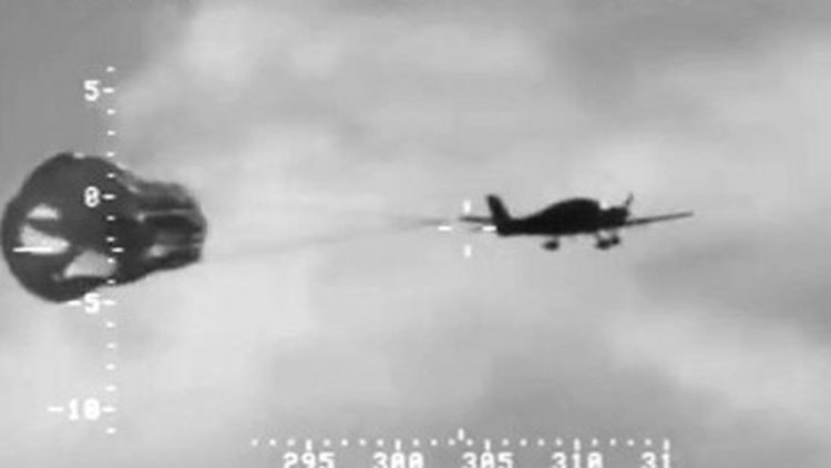 Okyanusa paraşütle indi