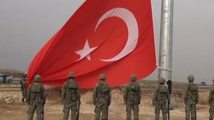 Kobani sınırına dev Türk bayrağı asıldı