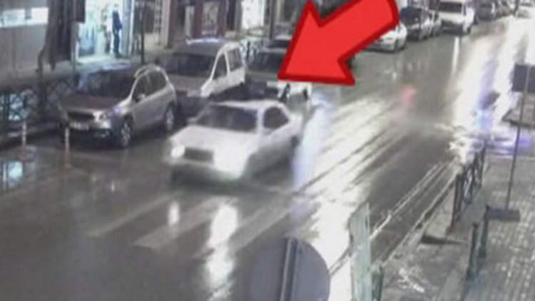 Aracın tavanında 1 kilometre gitti