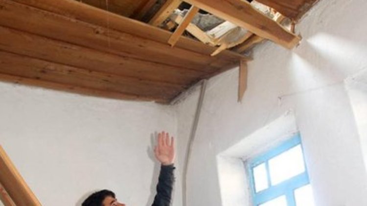 Gökten taş yağdı