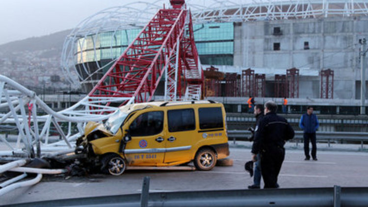 Vinç yola devrildi! 1 ölü var, yol kapandı