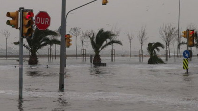 Deniz taştı, araçlar suya gömüldü